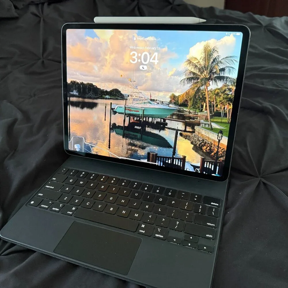 Apple iPad Pro 12.9” 128GB + Magic Keyboard + Apple Pencil Bundle – Excellent